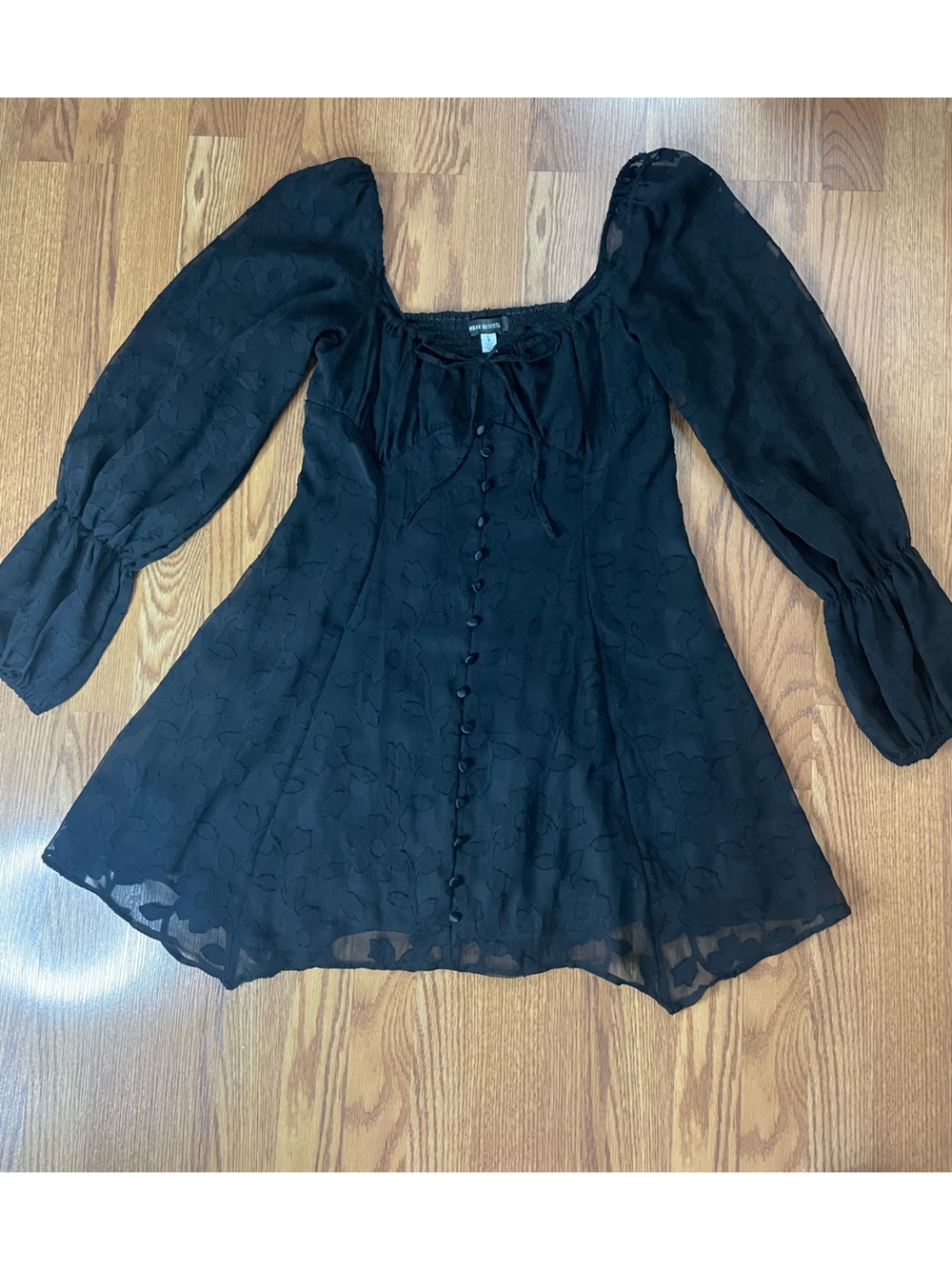 Super cute black babydoll mini dress from Urban Outfitters 🖤 - Picture 4 of 13